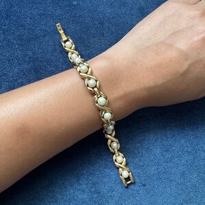 Vintage Crown Trifari Gold Faux Pearls Bracelet